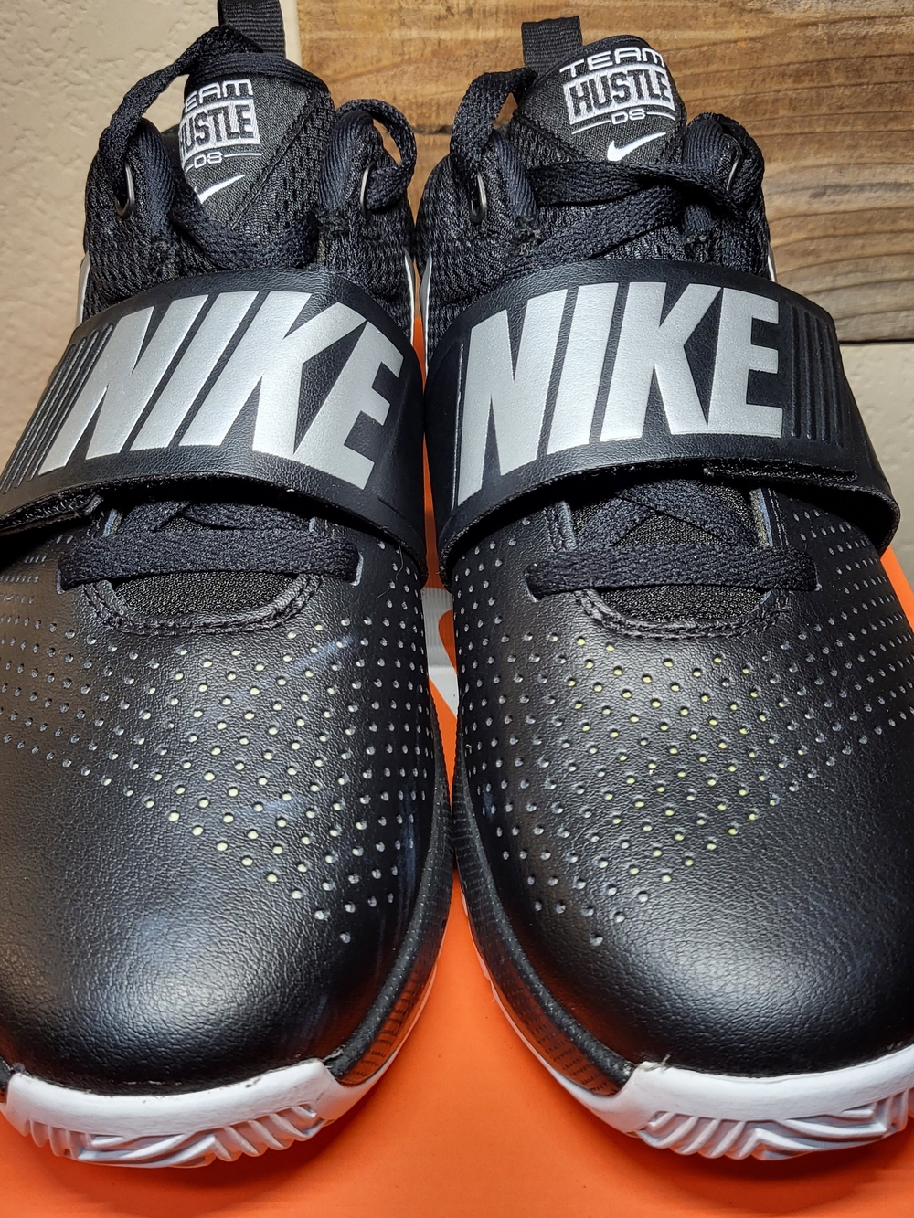 *NEW* Nike Team Hustle D 8 Shoes Youth Black Strap Basketball Size 5.5Y